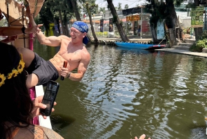 Mexiko-Stadt: Xochimilco Boat Party mit unbegrenzten Getränken