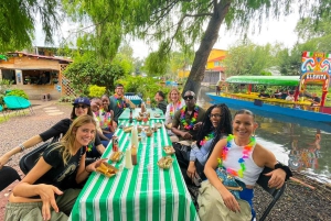 Mexiko-Stadt: Xochimilco Boat Party mit unbegrenzten Getränken