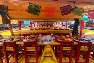 Città del Messico: barca a Xochimilco con guacamole e bevande premium