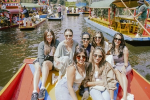 Ciudad de México: Barco en Xochimilco con guacamole y bebidas premium