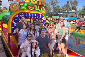 Ciudad de México: Barco en Xochimilco con guacamole y bebidas premium