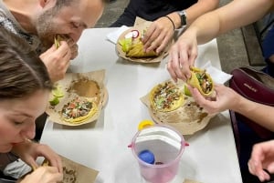 Tacos noturnos e marquesitas com um nativo de Cancún
