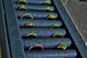 Personalized jewelry and shopping tour of the city of Medellin.