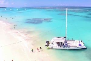 Punta Cana: Party Boat Booze Cruise with Hotel Transfers