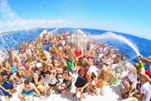 Punta Cana: Party Boat Booze Cruise with Hotel Transfers