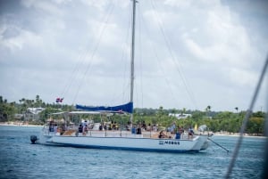 Punta Cana: Party Boat Booze Cruise with Hotel Transfers