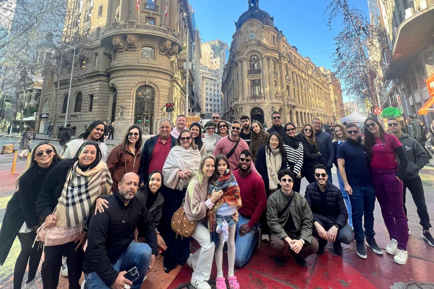 Kaupunkikierros Santiagossa: elävä historia ja paikallisten ruokien maistelu