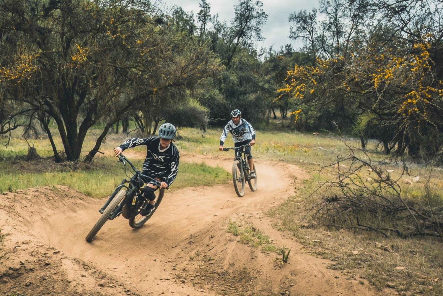 Santiago: E-Mountainbike-Verleih zum Fahren in einem Bikepark