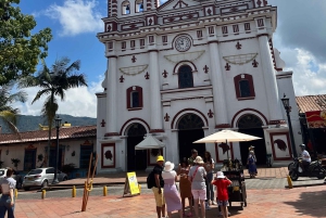 Visita Guatape e aldeias, passeio de barco com pequeno-almoço e almoço Medellin