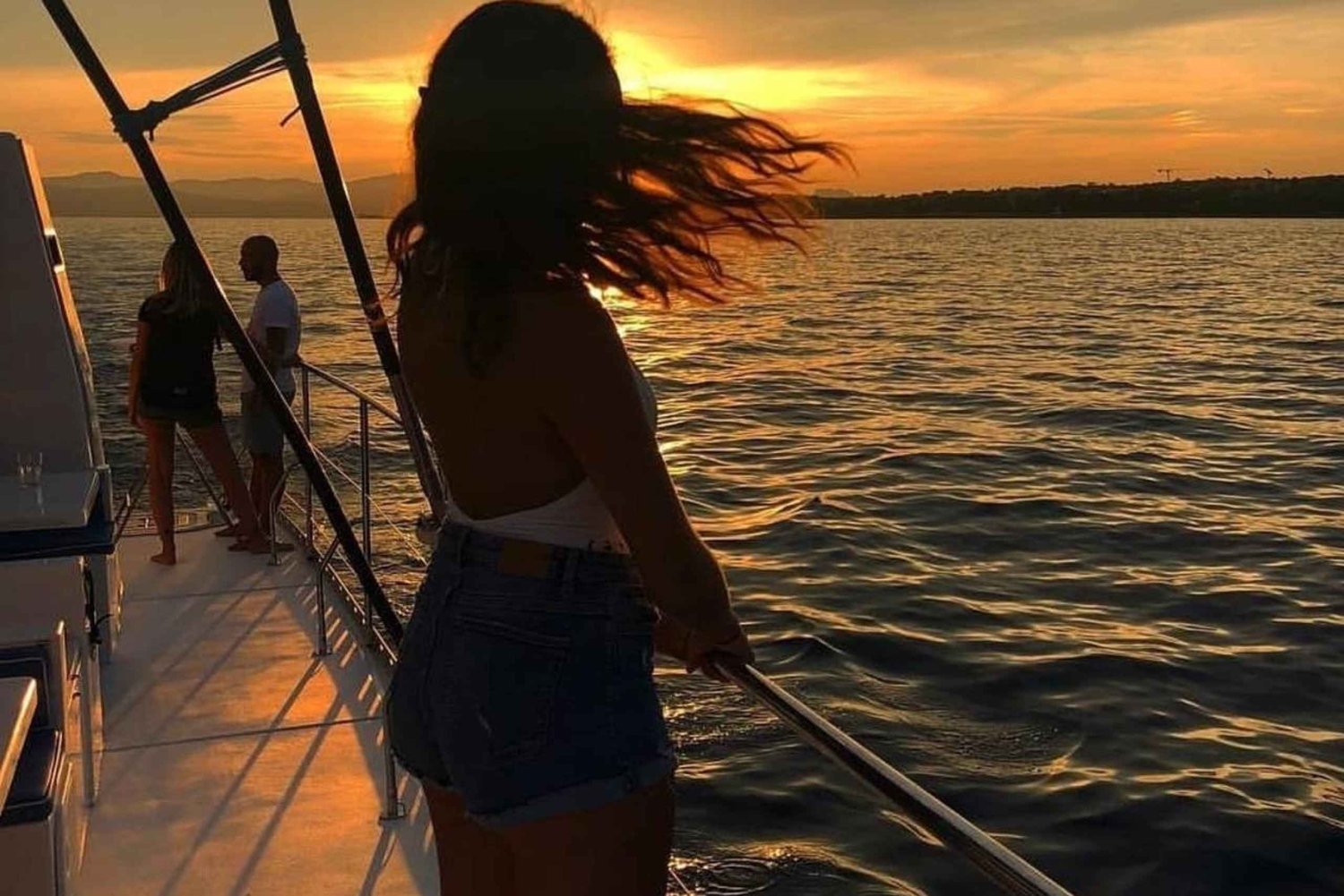 Valencia: Sunset or Daytime Catamaran Cruise with Drink