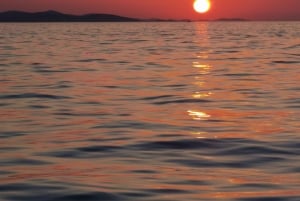 ザダル：シャンパンを楽しむサンセットボートツアーをお楽しみください