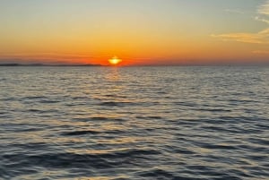 ザダル：シャンパンを楽しむサンセットボートツアーをお楽しみください