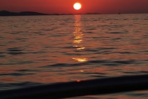 ザダル：シャンパンを楽しむサンセットボートツアーをお楽しみください