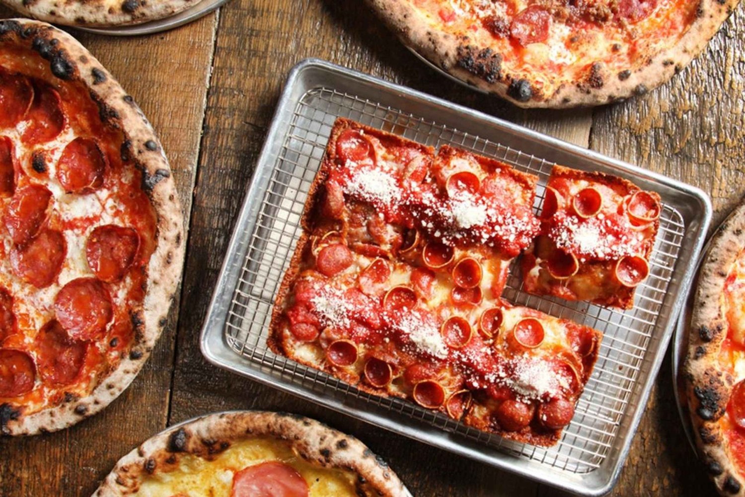Chicago: Pizza Walking or Bus Tour
