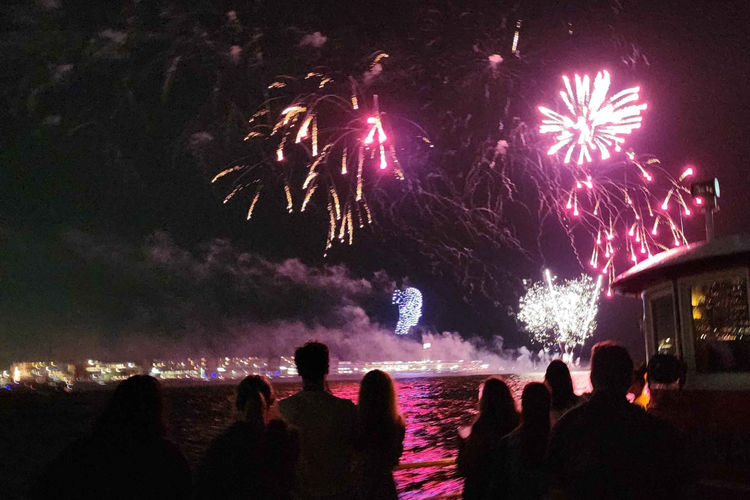 シカゴ：歴史的な消防船で楽しむ花火クルーズをお楽しみください