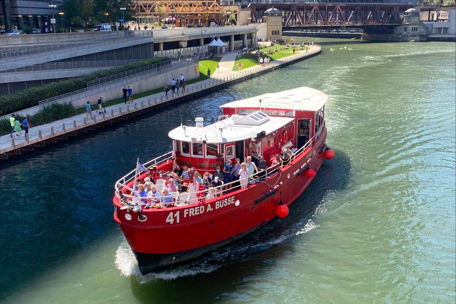シカゴ：歴史的な消防船で楽しむ花火クルーズをお楽しみください