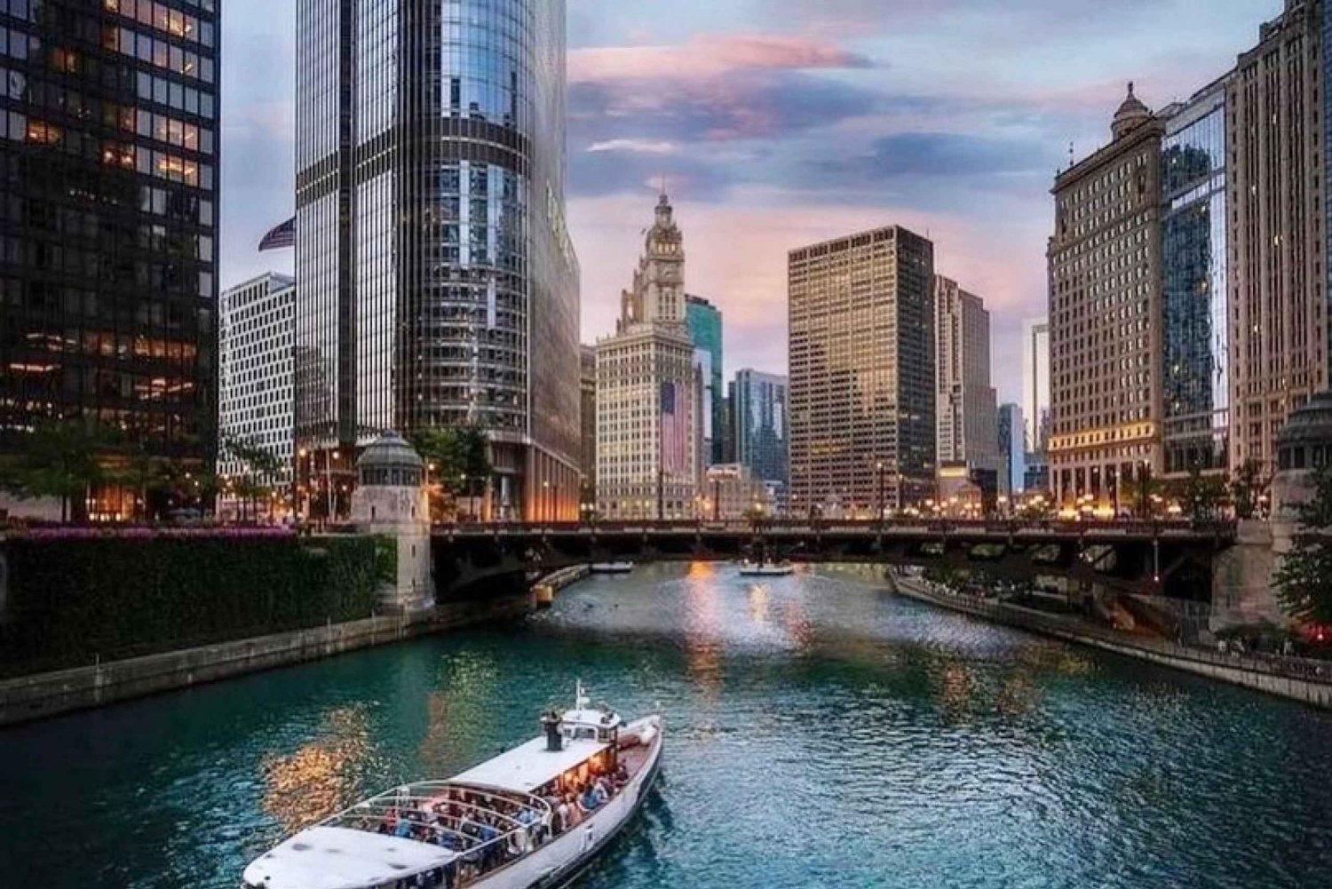 Chicago: Gangsters & Ghosts Minibus Tour + Riverboat Cruise