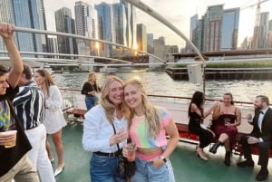 Chicago: Gangsters & Ghosts Minibus Tour + Riverboat Cruise