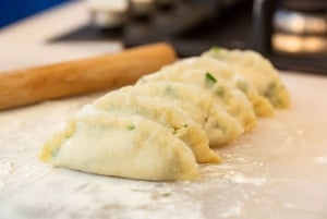 Faz uns Potstickers épicos Faz Potstickers épicos com um chef local