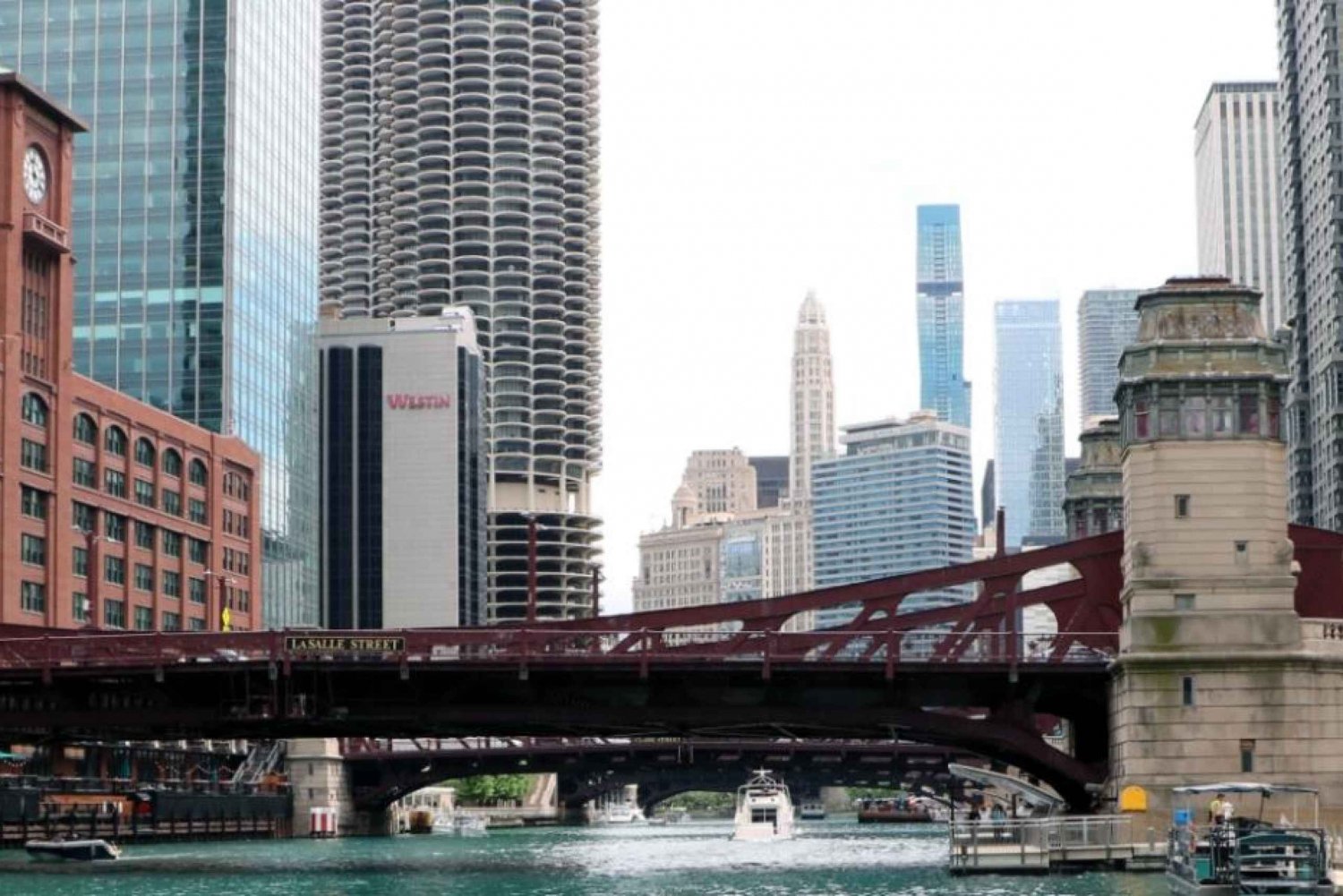 Excursão a pé autoguiada pelo rio Chicago