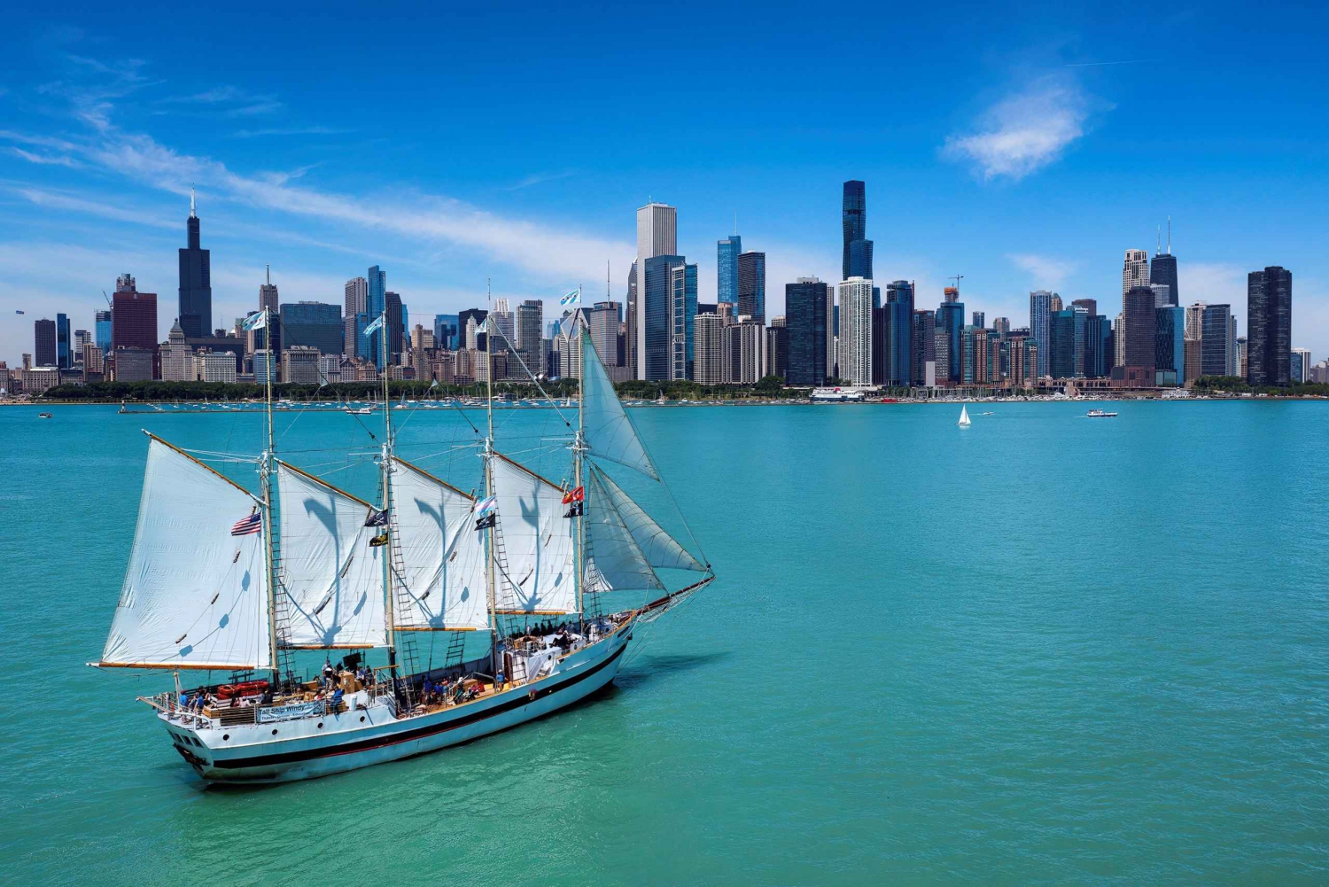 Chicago: arquitetura ventosa de veleiro alto e passeio de barco no horizonte