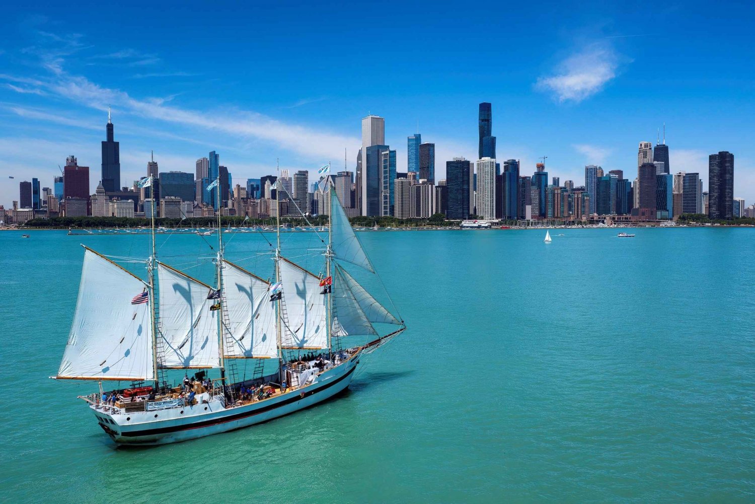 Chicago: arquitetura ventosa de veleiro alto e passeio de barco no horizonte