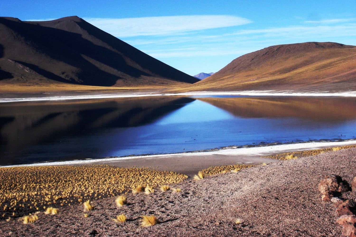 Altiplaniska laguner och röda stenar från San Pedro de Atacama
