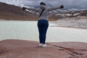 Altiplaniska laguner och röda stenar från San Pedro de Atacama
