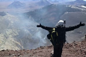 Opstigning til den aktive vulkan LASCAR OF 5592masl