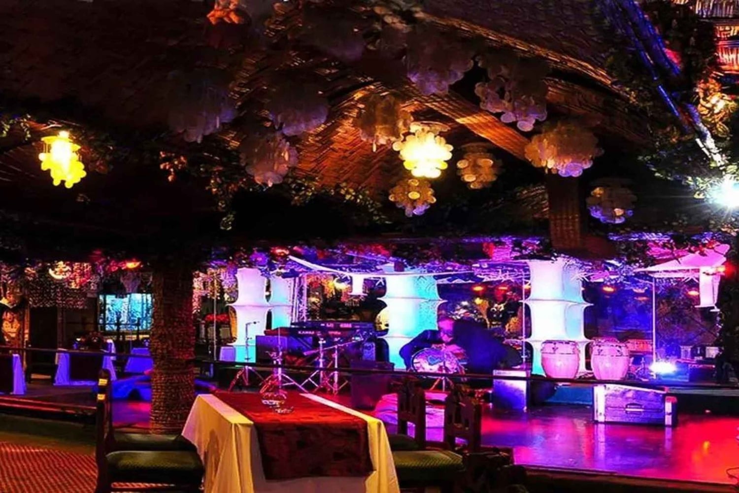 Cena y Show en Restaurante Bali Hai – Tradiciones de Chile