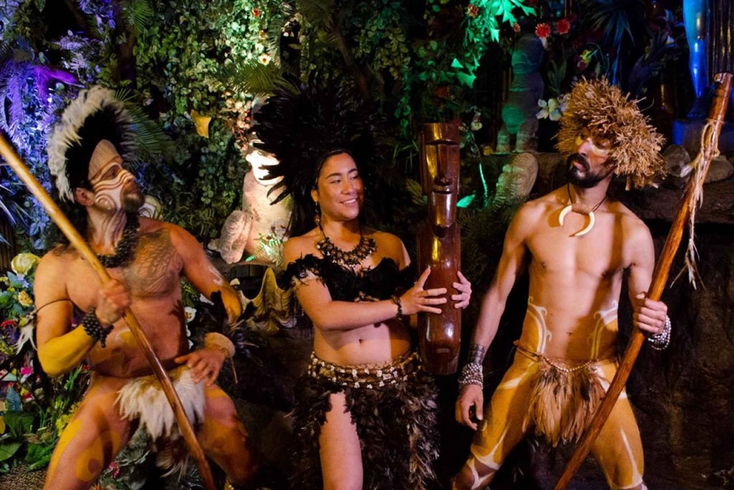 Cena espectáculo en Bali Hai con reposición de vino y transporte