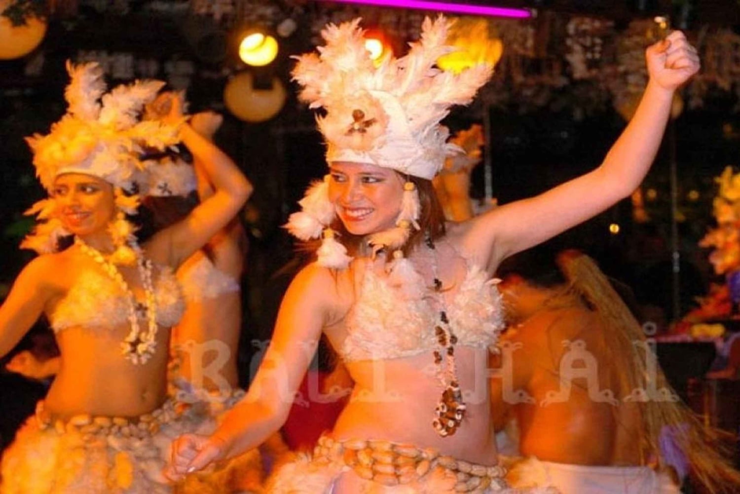 Cena espectáculo en Bali Hai con reposición de vino y transporte