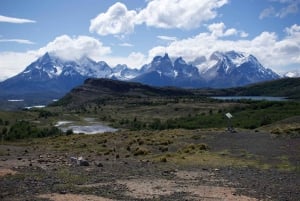 From Puerto Natales: Torres del Paine Hiking Tour with Lunch