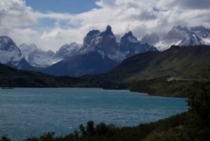 From Puerto Natales: Torres del Paine Hiking Tour with Lunch