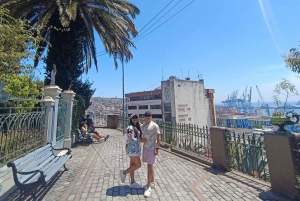 Historical Valparaíso: Heritage tour + traditional transportation