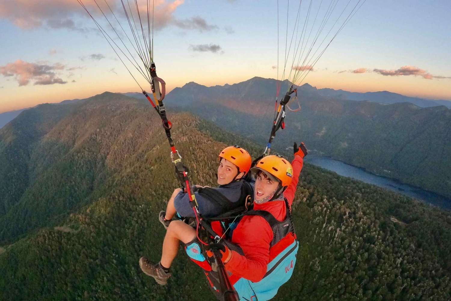 Huerquehue Park fra luften med en mester i paragliding