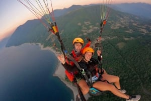 Huerquehue Park vanuit de lucht met een kampioen paragliding