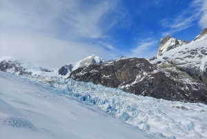 Avventura di trekking sul ghiaccio sul ghiacciaio Calluqueo, Patagonia