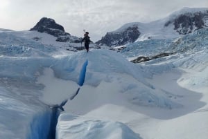 Avventura di trekking sul ghiaccio sul ghiacciaio Calluqueo, Patagonia