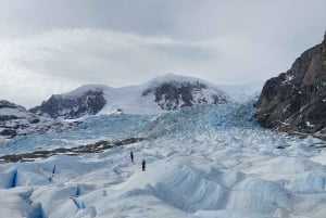 Avventura di trekking sul ghiaccio sul ghiacciaio Calluqueo, Patagonia