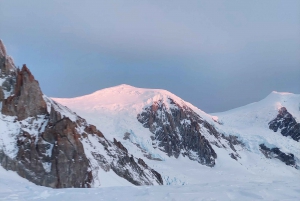 Avventura di trekking sul ghiaccio sul ghiacciaio Calluqueo, Patagonia