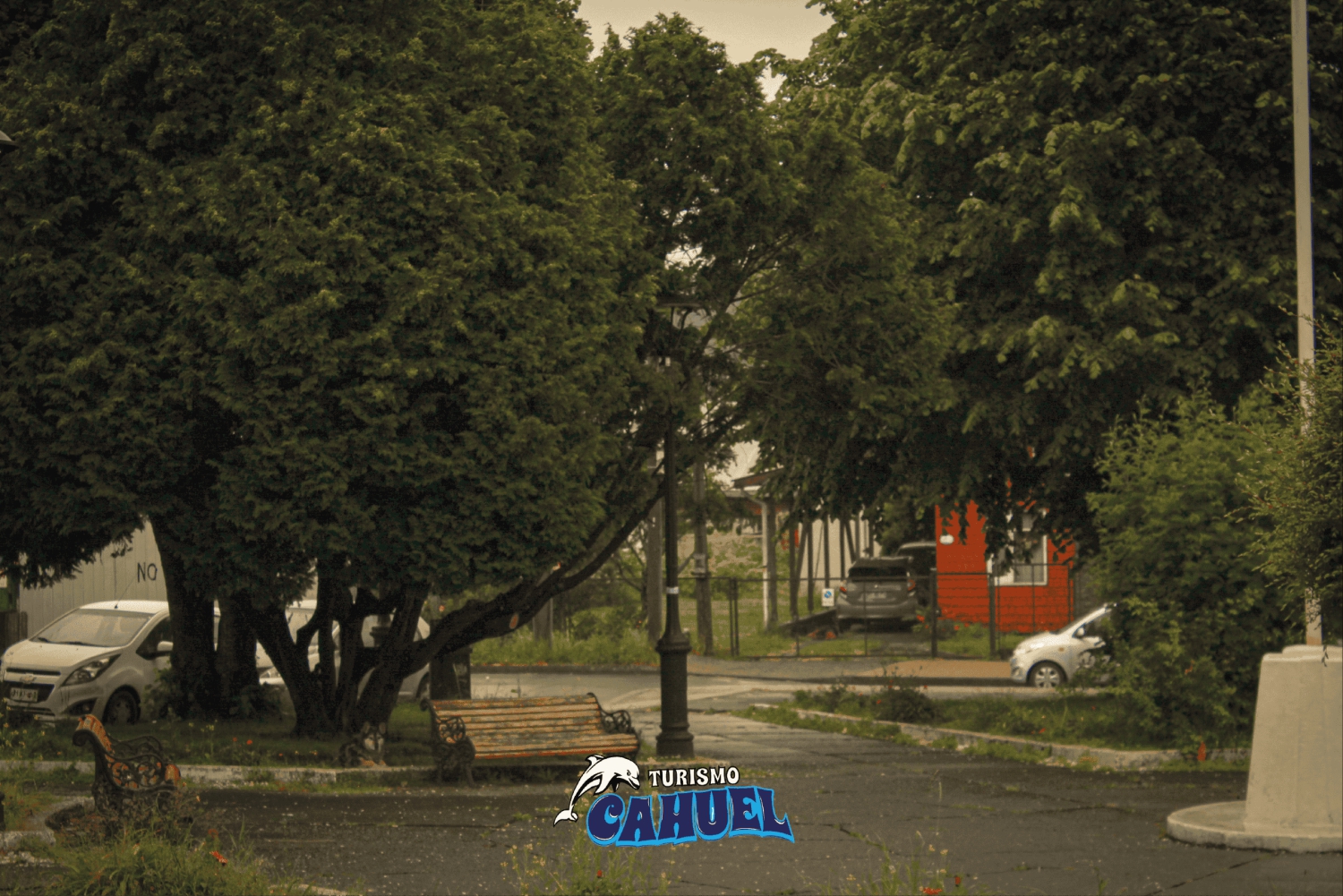 Innere Küste von Chiloé: Straße und Meer.