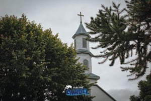 Innere Küste von Chiloé: Straße und Meer.