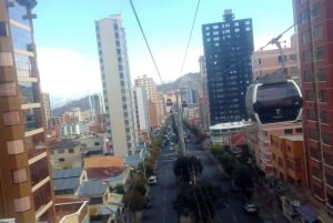 La Paz fra høyden: Vandring nedover bakken og taubane