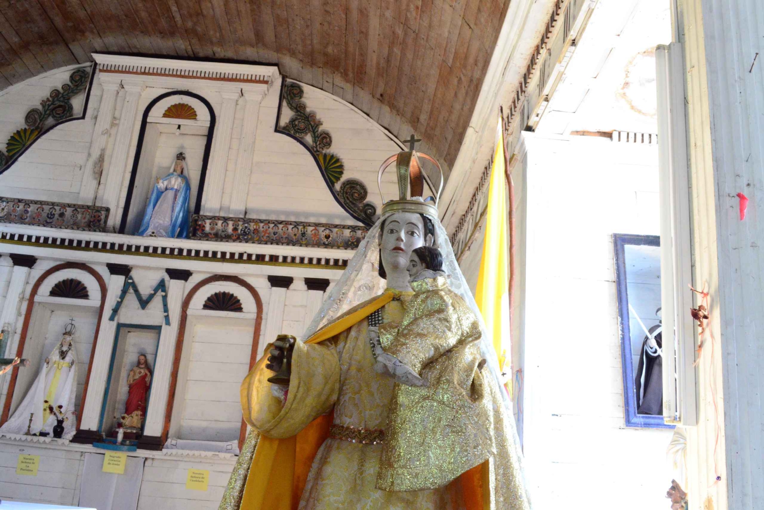 Ön Lemuy: Kyrkor och träd i Chiloé.