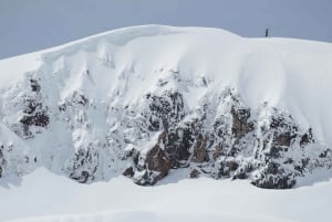 Salita in montagna con gli sci al vulcano Villarrica