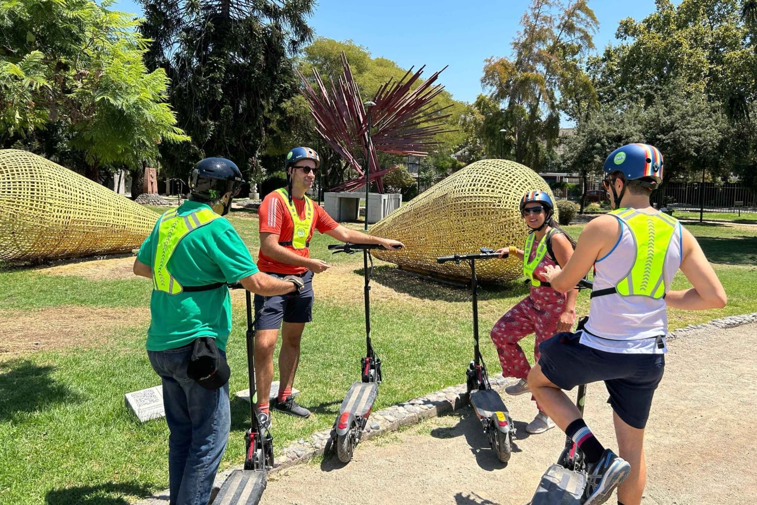 Natura e urbanistica in scooter a Santiago