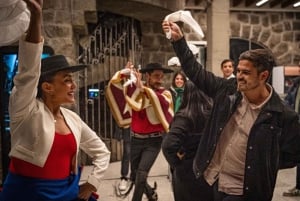 Natt på linbanan: vin, musik och cueca i Santiago