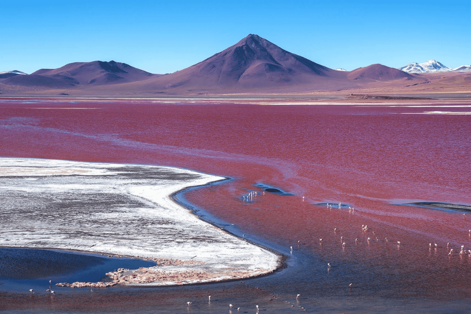 Een weg naar Salar de Uyuni en de gekleurde lagunes
