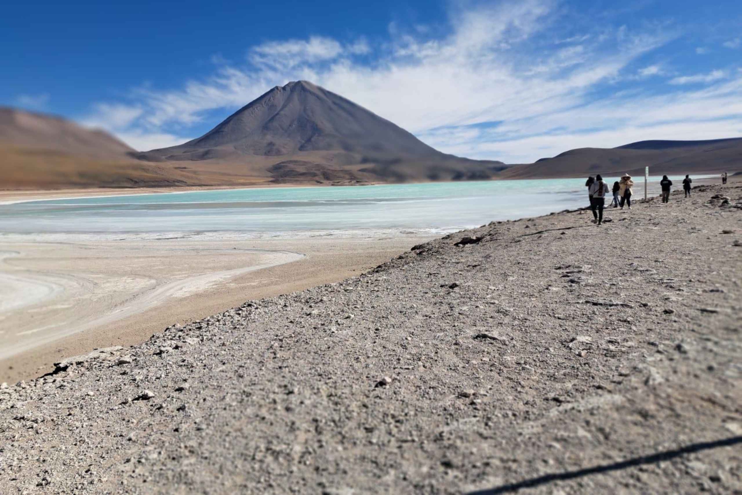 Een weg naar Salar de Uyuni en de gekleurde lagunes